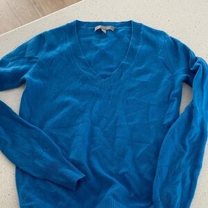 Neiman Marcus V-Neck Sweater 100% cashmere in Vibrant Blue